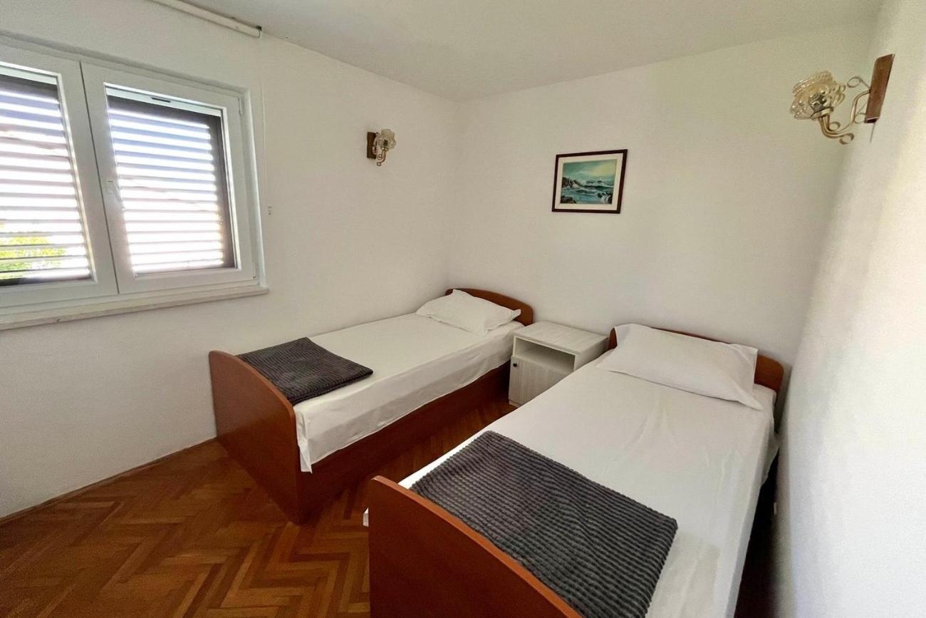 Apartments By The Sea Maslinica, Solta - 774 Grohote Стая снимка