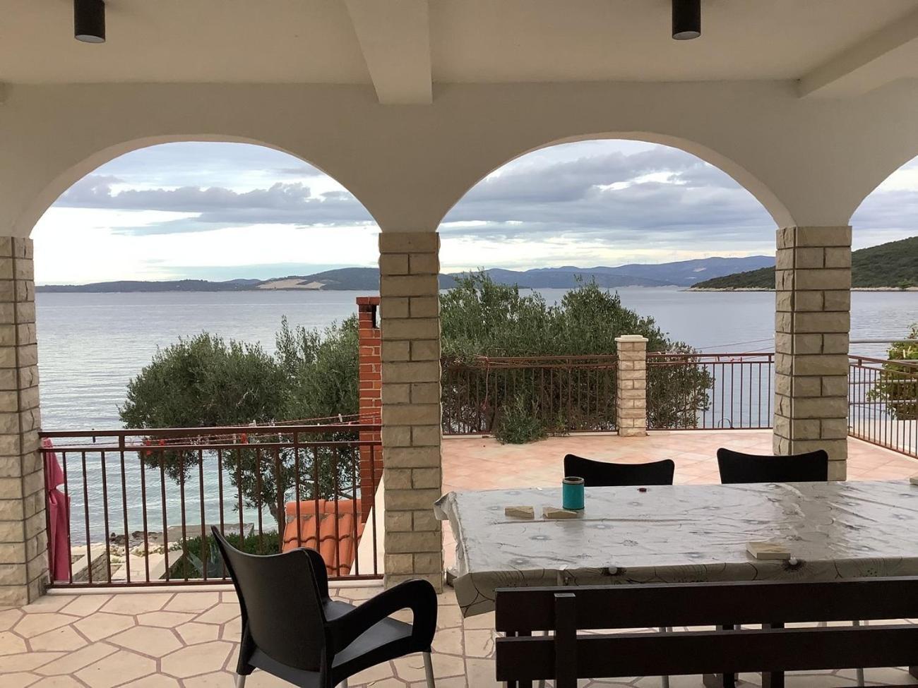 Apartments By The Sea Maslinica, Solta - 774 Grohote Екстериор снимка